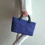 濃紺で落ち着いた石畳編みのバッグ