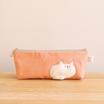 ペンケースで一休みする猫のペンケース(白猫　サーモンピンク)