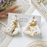 《 再販 ×5》インド刺繍　刺繍リボン　タッセル　ホワイト　白　ゴールド　花柄　コットンパール　イヤリング　＊　ピアス　樹脂　変更可　お洒落　結婚式　ウェディング　お呼ばれ　プレゼント　ギフト