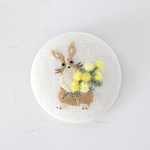 刺繍ブローチ　ミモザの花束を抱えるうさぎ