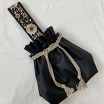 合皮 刺繍リボンワンハンドル巾着