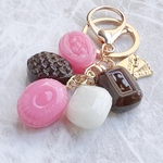 いちごチョコカラーのドロップキーホルダー  チャーム バッグチャーム　ヘアゴム変更も可能