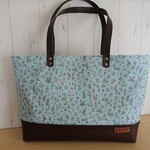 紫陽花さま専用　リバティ　帆布ラミネート　サナ　グリーン＆合皮の大きめトート　