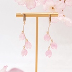 色が変わるアクセサリー🌸ゆらゆら舞い散る桜の花びらピアス/イヤリング　plaisir プレジール