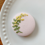 刺繍くるみボタン（ヘアゴム/ブローチ）