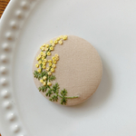 刺繍くるみボタン（ヘアゴム/ブローチ）