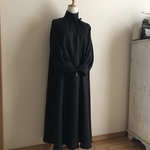 バイオウォッシュ加工ブラッシュリネン黒で作ったハイネックフレアワンピース