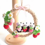 【受注制作】パンダさんが寄り添ういちごのリース