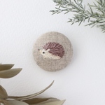 手刺繍ミニブローチ/ヘアゴム　ハリネズミ