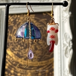 雨宿り猫の傘と彼岸花柄ネコピアス　イヤリング　傘レジンと飛びつきニャンアクセサリー✴︎