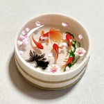 木桶で泳ぐ金魚　桜（琉金 紅白1匹、出目金 1匹、和金4匹）ミニチュア