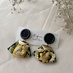 ✴︎一点もの✴︎ブラックインド刺繍リボンのピアス(イエロー)