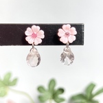 ローズクォーツとクィーンコンクシェルの宝石の桜ピアス