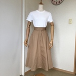ステッチ付きのウエストベルトフレアスカート