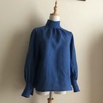 フレンチリネンバイオウォッシュ加工（ブルー）で作ったハイネックブラウス