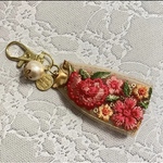 インド刺繍　リボンタッセル　キーホルダー　バッグチャーム　キーチャーム　ピンク　バックチャーム　刺繍リボン