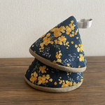 ふわふわ三角鍋つかみ　北欧ミモザの贈り物　ネイビー