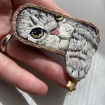 【再販】いたずら猫ちゃん　刺繍ブローチ