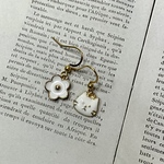 751.＊送料無料＊お花＆猫の顔のアシンメトリーピアス（ホワイト）