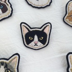 猫の手刺繍ブローチ #3ハチワレ