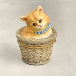 トリンケットボックス 籐籠バスケットに入るネコと赤いネズミ（イギリス）｜ヴィンテージ・アンティーク