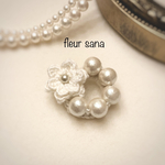 『送料無料』petit flower crochetとコットンパールのリングブローチ　whiteモチーフ