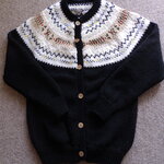 黒地と白のヨーク編みカーディガン