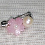 あこや真珠　＆　桜　ブローチ　「ちょい留め」☆トップスの開きすぎた胸元に☆　☆ボタン替わりに☆　♡可愛いです
