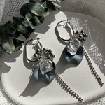 ブルーグレーの花びらピアス
