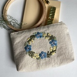 春の風　ネモフィラの刺繍ポーチ