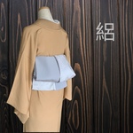 minne_new【夏物薄もの絽】グレーの絽の反物と灰白小紋白小花でお作りしました半幅帯です．気温によってリバーシブルの面裏でご着用頂ければと思います．薄綿芯入り．