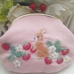 手刺繍がま口「うさぎさんといちご🍓」