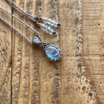 レインボームーンストーンのマクラメネックレスb