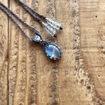 レインボームーンストーンのマクラメネックレスa