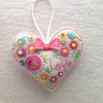 【kurumi さまオーダー品】羊毛とフェルトの恋するリボン付きハート“Love”