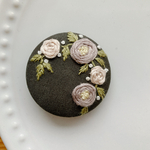 刺繍くるみボタン（ヘアゴム/ブローチ）