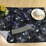 【再20】35×50⭐️40×50⭐️ 40×60❤️6年間長持ち人気キラキラ惑星宇宙⭐️ 6年間長持ち丈夫な小学校机サイズランチョンマット⭐️男の子女の子⭐️おそろいの巾着オプション⭐️