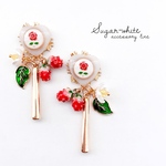 🌿🍓strawberry field 🍓🌿 薔薇のレトロボタンと苺の耳飾り ピアス イヤリング  ハート スティック