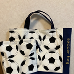 サッカーボール柄のレッスンバッグと給食袋