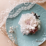 オーガンジーダリアのコサージュ　ペールピンク