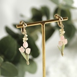 チューリップの花束とミモザのピアス/イヤリング　ピンク