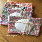 《再販》イチゴと花柄のおしりふきケース　パステルブルー