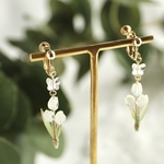 チューリップの花束と蝶々のピアス/イヤリング　白