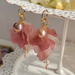  【フラワーシリーズ🌸】ボルドーグラデーション花びらと大粒淡水パールの2wayピアス 卒業式などのセレモニーにもオススメ※イヤリングに変更も可能です