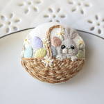 【春庭うさぎ】刺繍 ブローチ (ニュアンスカラー)