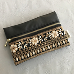 フェイクレザー×刺繍リボン　ファスナーポーチ　(フラットポーチ マルチポーチ　ミニポーチ）