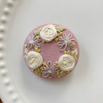 刺繍くるみボタン（ヘアゴム/ブローチ）
