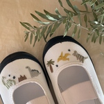 恐竜たくさんの刺繍上履き