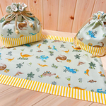 🦖新柄🦖送料無料🦕＊お弁当袋　コップ袋　ランチョンマット　お弁当巾着　＊お弁当セット　ランチセット＊　恐竜　シンプル　ストライプ　イエロー　男の子お弁当袋🦕