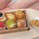 再販☆ミニチュアフード☆フルーツデニッシュと2種のパン